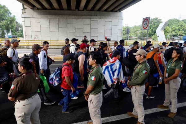 Autoridades resguardan a caravana migrante