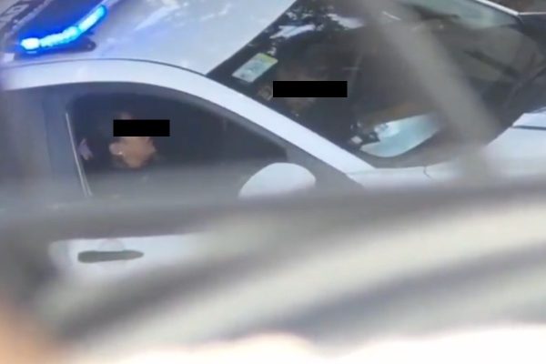 Captan a policías de CDMX realizando actos sexuales en patrulla; Secretaría de Seguridad los investiga