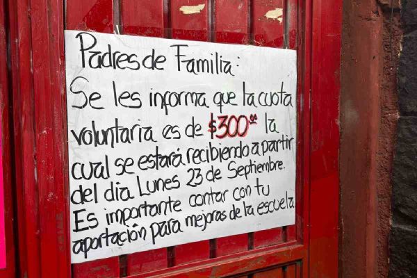 Cartulina en la que piden aportar la cuota voluntaria en escuela de CDMX