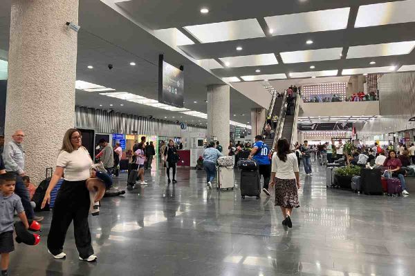 Cientos de pasajeros esperando su vuelo en la T2 del AICM