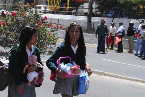 Da a luz niña rarámuri de 11 años; surgen exigencias para indagar abuso infantil 