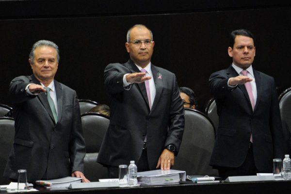 Detención de exdirector de Pemex, Carlos Treviño, fue migratoria y no por ficha roja, dicen abogados