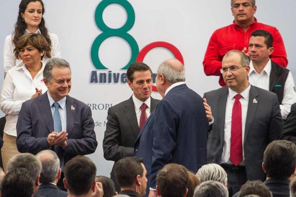 Detención de exdirector de Pemex, Carlos Treviño, fue migratoria y no por ficha roja, dicen abogados