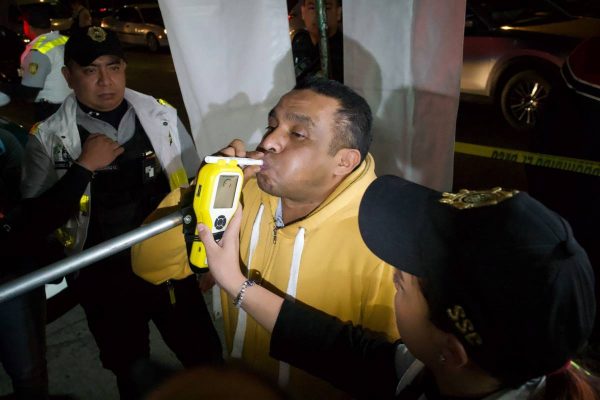 Detienen a dos sujetos en punto de alcoholímetro de CDMX; llevaban a un hombre contra su voluntad