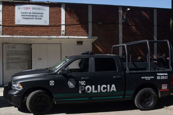 Detienen a dos sujetos en punto de alcoholímetro de CDMX; llevaban a un hombre contra su voluntad