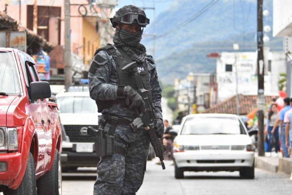 Detienen a dos sujetos originarios de Guatemala con armas y droga en Frontera Comalapa, Chiapas