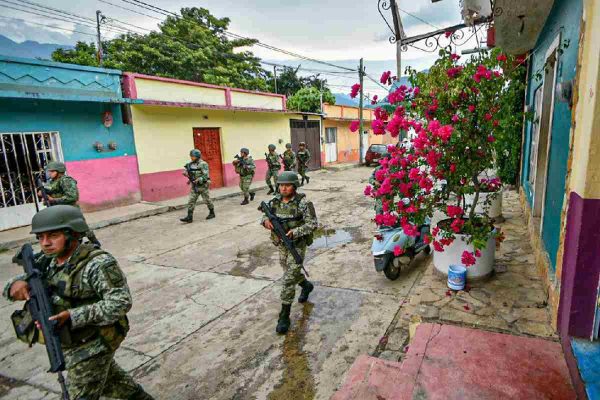 Detienen a dos sujetos originarios de Guatemala con armas y droga en Frontera Comalapa, Chiapas