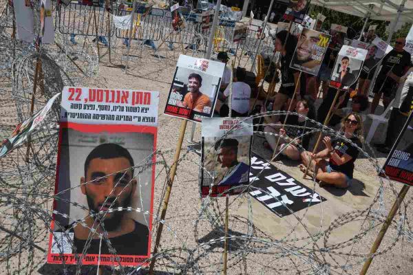 EU se reúne en Tel Aviv con familias de rehenes en Gaza; Israel advierte que guerra continuará
