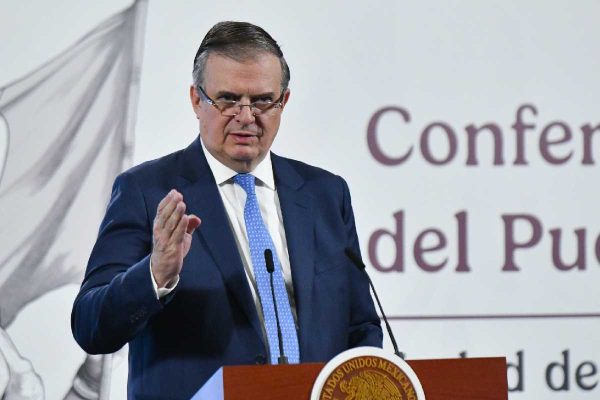 Ebrard anuncia suspensión a la importación temporal de calzado terminado