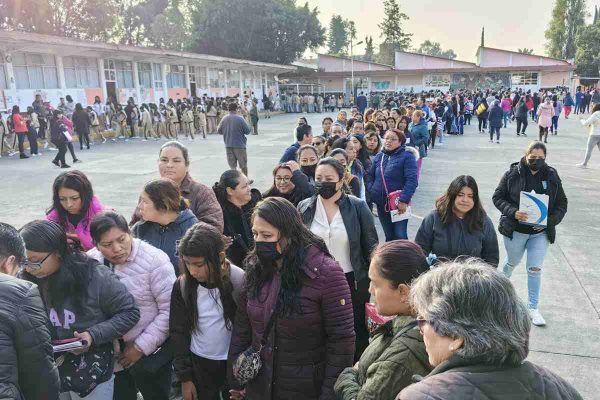 Entrega de la Beca Rita Cetina en las secundarias