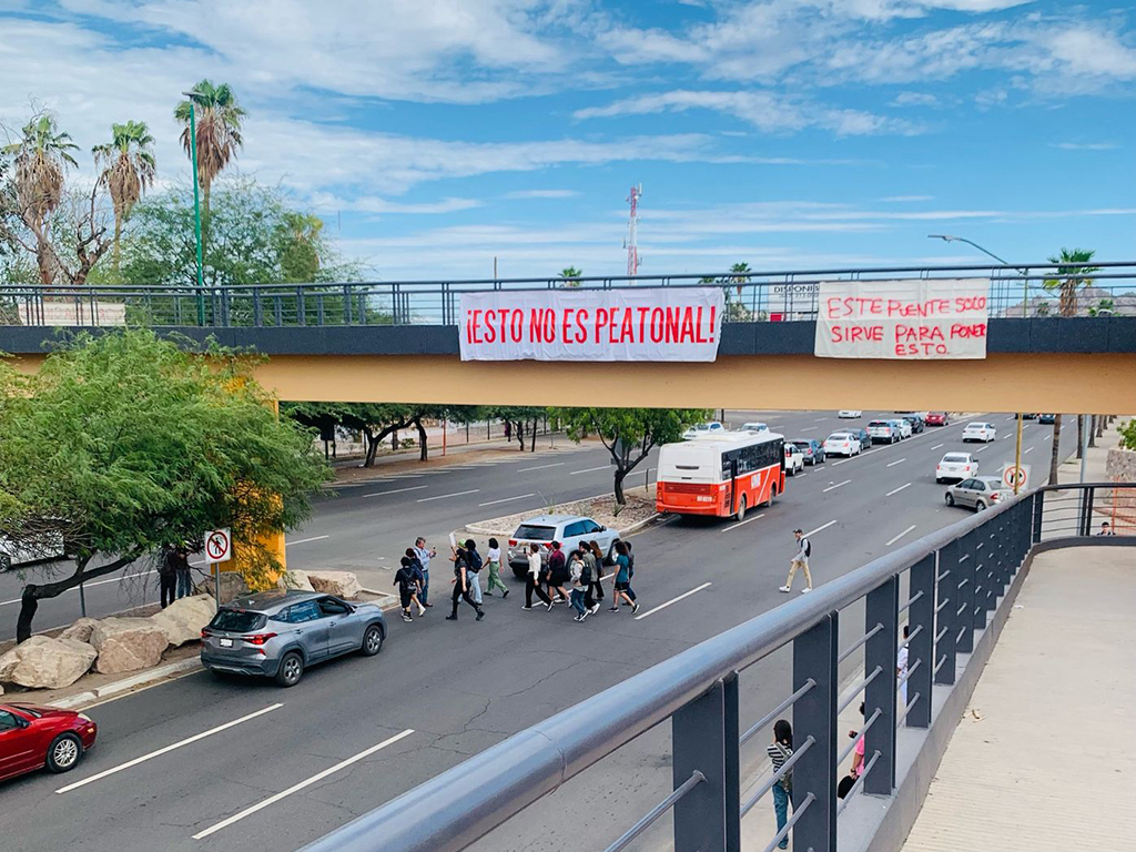 Protestas estudiantiles por el peatonal del bulevar Luis Encinas, frente a la Universidad de Sonora, por representar una barrera física, un símbolo de exclusión y una ciudad pensada para los automóviles antes que para las personas.