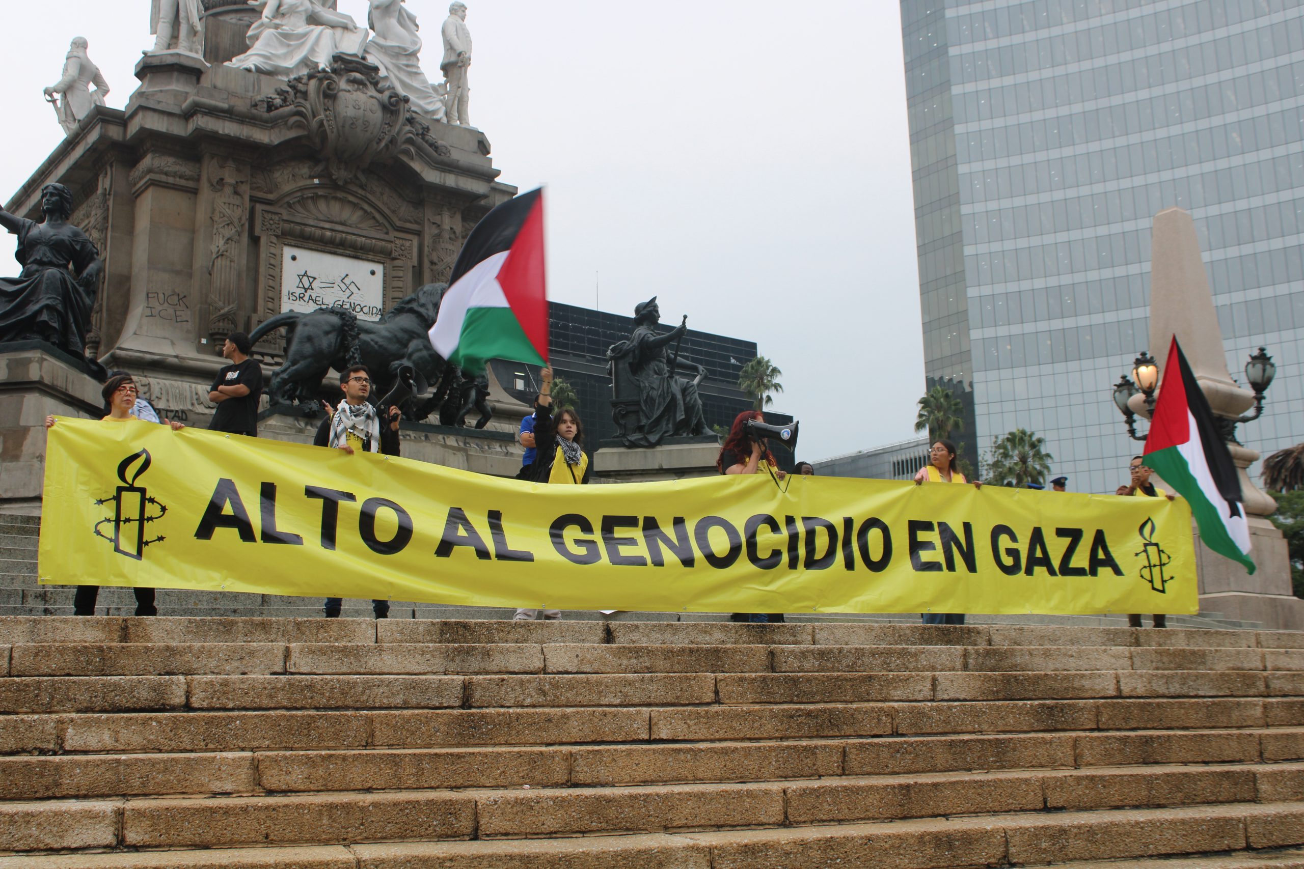 Protesta de Amnistía Internacional en el Ángel de la Independencia de la Ciudad de México, por el genocidio en Gaza.