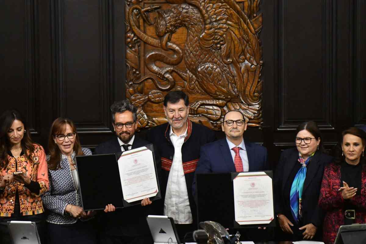 Genaro Lozano embajador