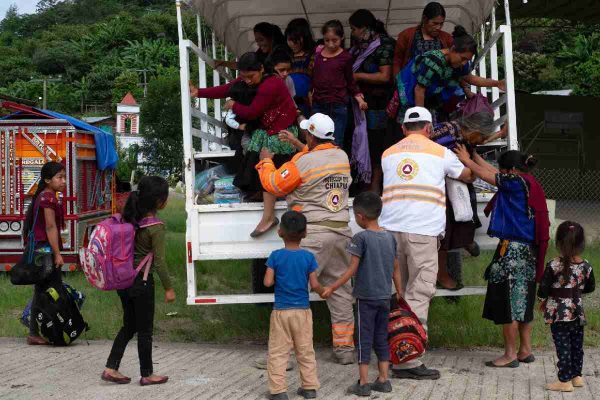 Guatemala recibe a chiapanecos desplazados por violencia; gobierno de Chiapas dice que son familiares de criminales