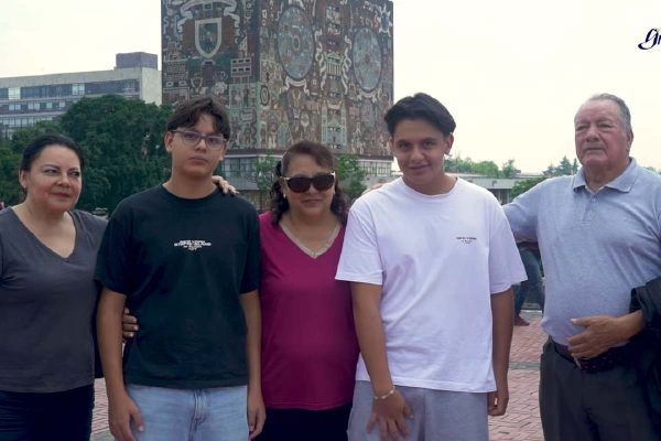 Hugo y Diego Hernández junto con su familia, alumno con puntaje perfecto ingreso UNAM bachillerato