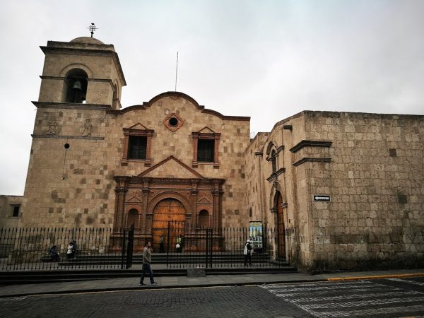 Pie de foto: Convento de San Francisco de Asís en Arequipa, Perú. Foto: Rubén Aguilar.