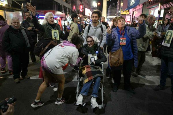 Integrante de las Madres de la Plaza de Mayo participando en una proteste el pasado mes de julio