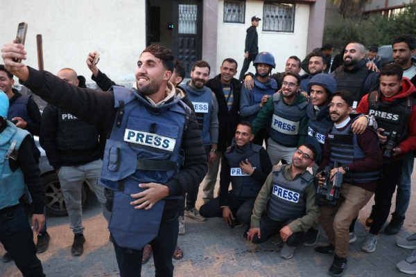 Israel asesina a otros cinco periodistas en bombardeo a hospital en Gaza; ataque deja 20 muertos