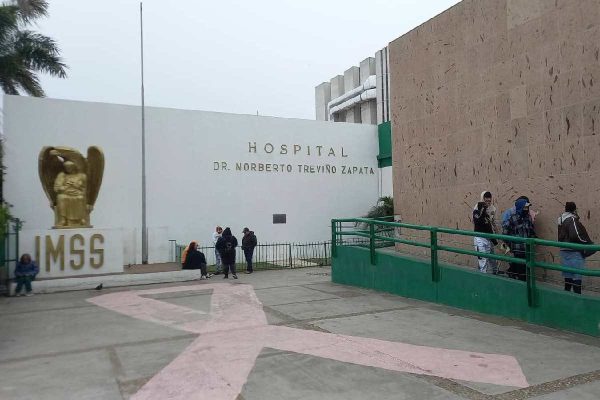 Joven da a luz en baño del IMSS en Matamoros, Tamaulipas; denuncian amenazas tras reportar negligencia