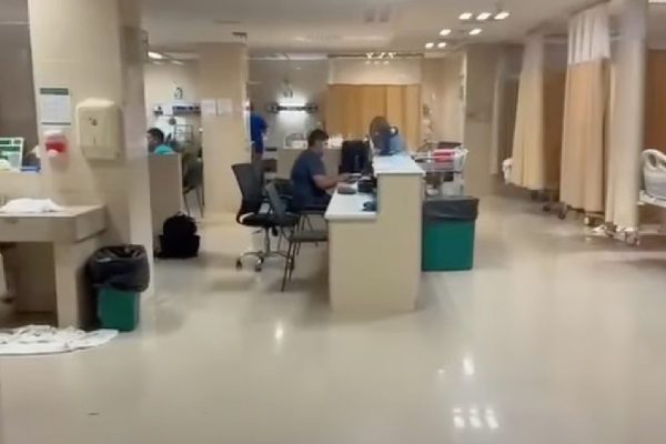 Joven da a luz en baño del IMSS en Matamoros, Tamaulipas; denuncian amenazas tras reportar negligencia