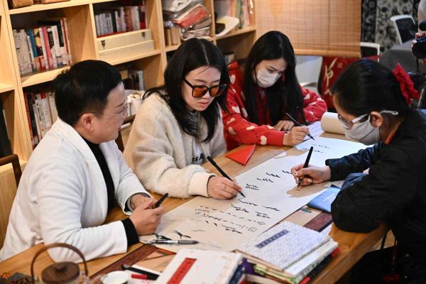 Jóvenes chinas rescatan una antigua escritura secreta usada entre mujeres