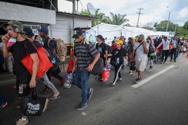 Jueza de EU bloquea proceso de Trump sobre la expulsión rápida de migrantes 