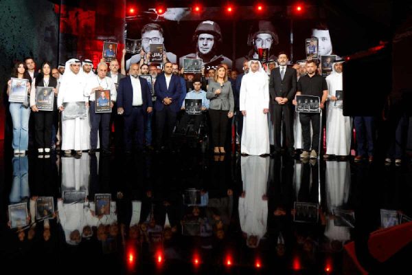 Los empleados de Al Jazeera guardan un minuto de silencio en memoria de sus cinco compañeros fallecidos| Foto: AFP