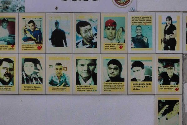 Madres Guerreras de León colocan mosaico de personas desaparecidas en Fiscalía de Guanajuato