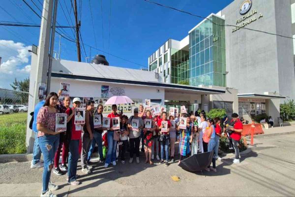 Madres Guerreras de León colocan mosaico de personas desaparecidas en Fiscalía de Guanajuato