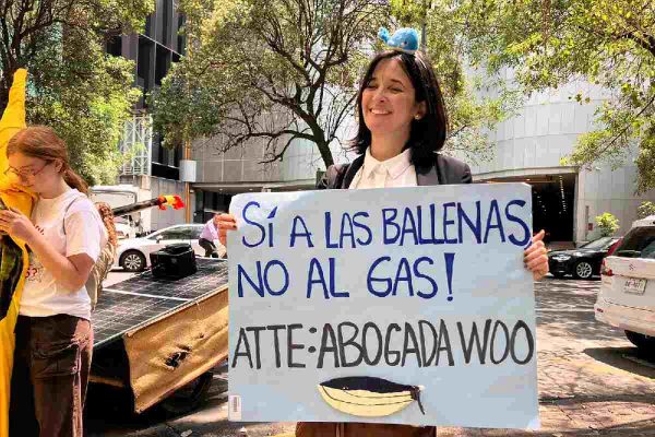 Manifestante se opone al uso de gas en pro del medio ambiente