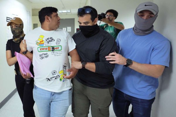 Migrantes en EU temen por policías de ICE encubiertos en tribunales