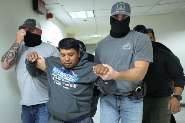 Migrantes en EU temen por policías de ICE encubiertos en tribunales