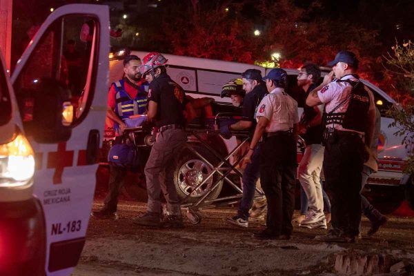 Movilización de cuerpos de emergencia tras la caída del escenario en mitin de MC