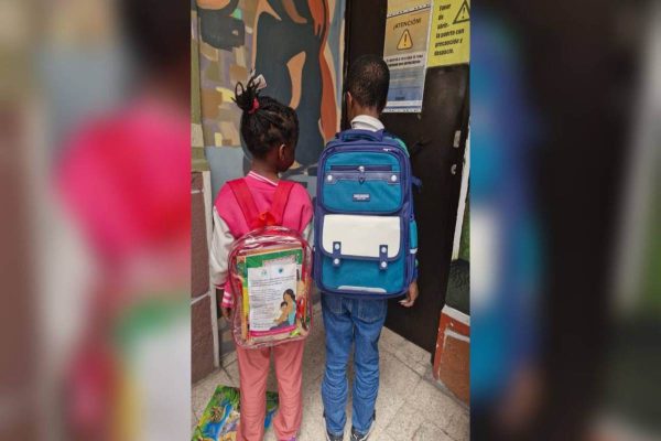 Niños refugiados reciben útiles para ciclo escolar; 2 mil 400 se inscribieron a la escuela en 2024