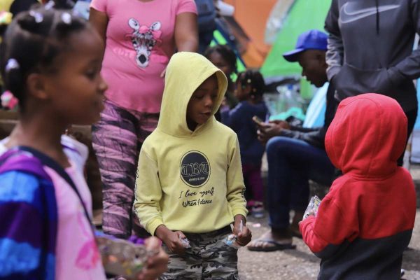 Niños refugiados reciben útiles para ciclo escolar; 2 mil 400 se inscribieron a la escuela en 2024