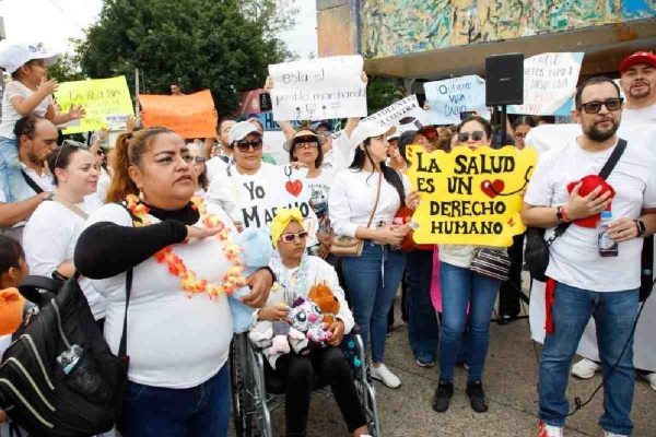 Pacientes con cáncer, familiares y ciudadanos marchan en CDMX y otras ciudades en exigencia de medicamentos