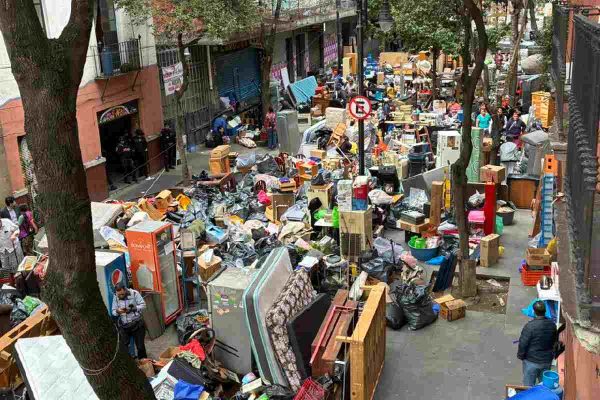Pertenencias de lo habitantes de República de Cuba 11, en CDMX, tiradas en la calle