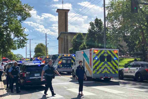 Policía al exterior de la escuela en Minneapolis donde ocurrió un tiroteo