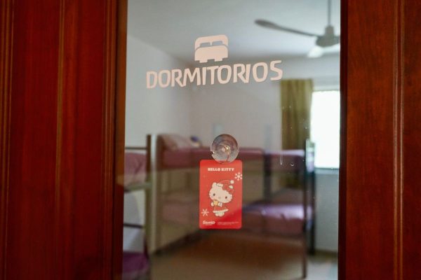 Puerta de un dormitorio en una casa hogar en Cancún.