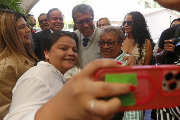 Se aprobarán iniciativas de diputados, pero sin impacto presupuestal, dice Monreal