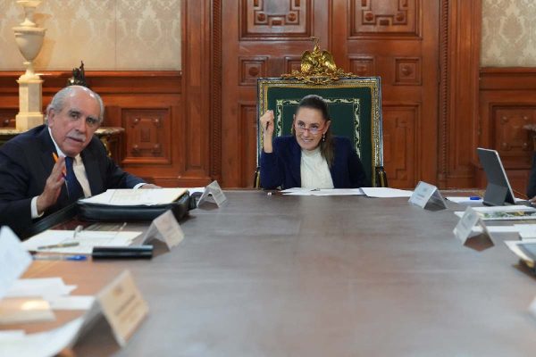 Sheinbaum junto a Pablo Gómez durante la reunión de la comisón presidencial para la reforma electoral