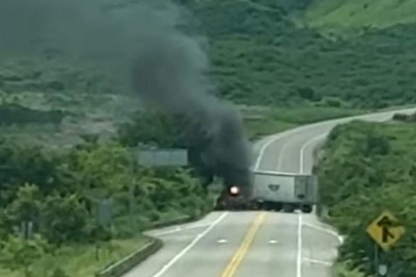 Sinaloa: bloqueos carreteros con vehículos incendiados paralizan los accesos a Escuinapa