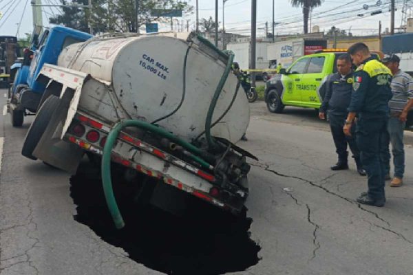 Socavón en Calzada Ignacio Zaragoza