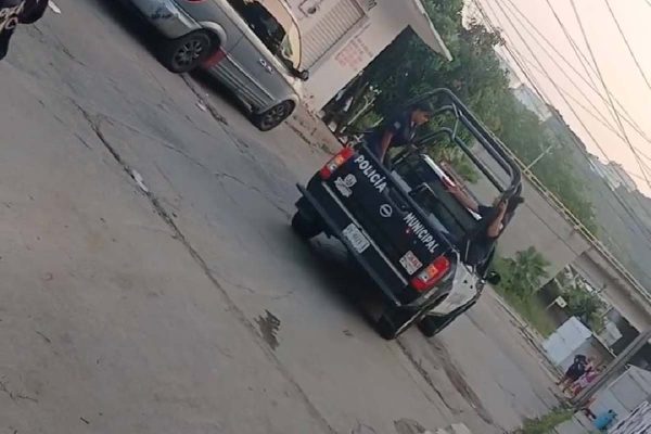 Suspenden a policía de Salina Cruz, Oaxaca tras ser captada en video golpeando a mujer detenida