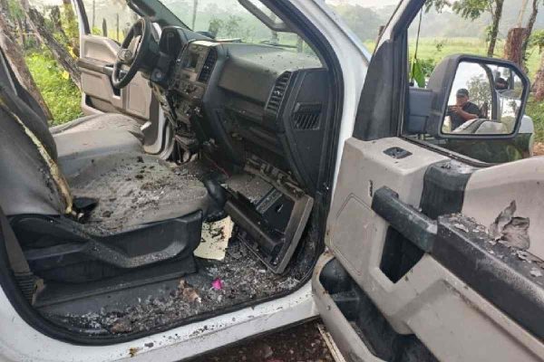 Tabasco: sujetos armados interceptan a policías de Jalapa, los golpean y roban armas