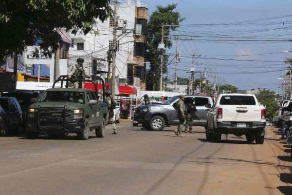 Tabasco: sujetos armados interceptan a policías de Jalapa, los golpean y roban armas