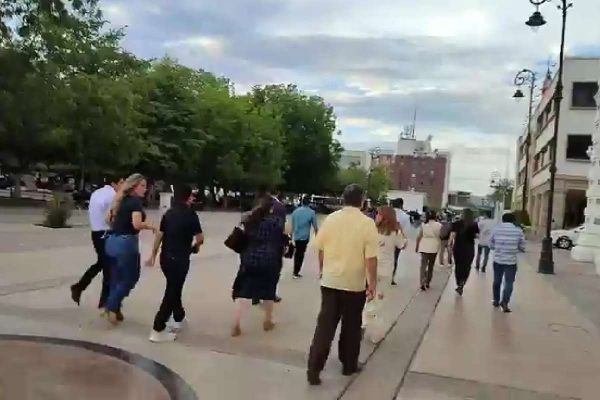 Vecinos caminando a su reunión