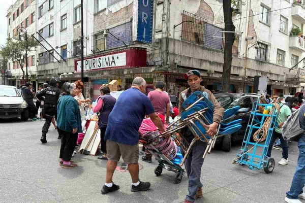 Vecinos cargan sus pertenencias tras el desalojo forzado