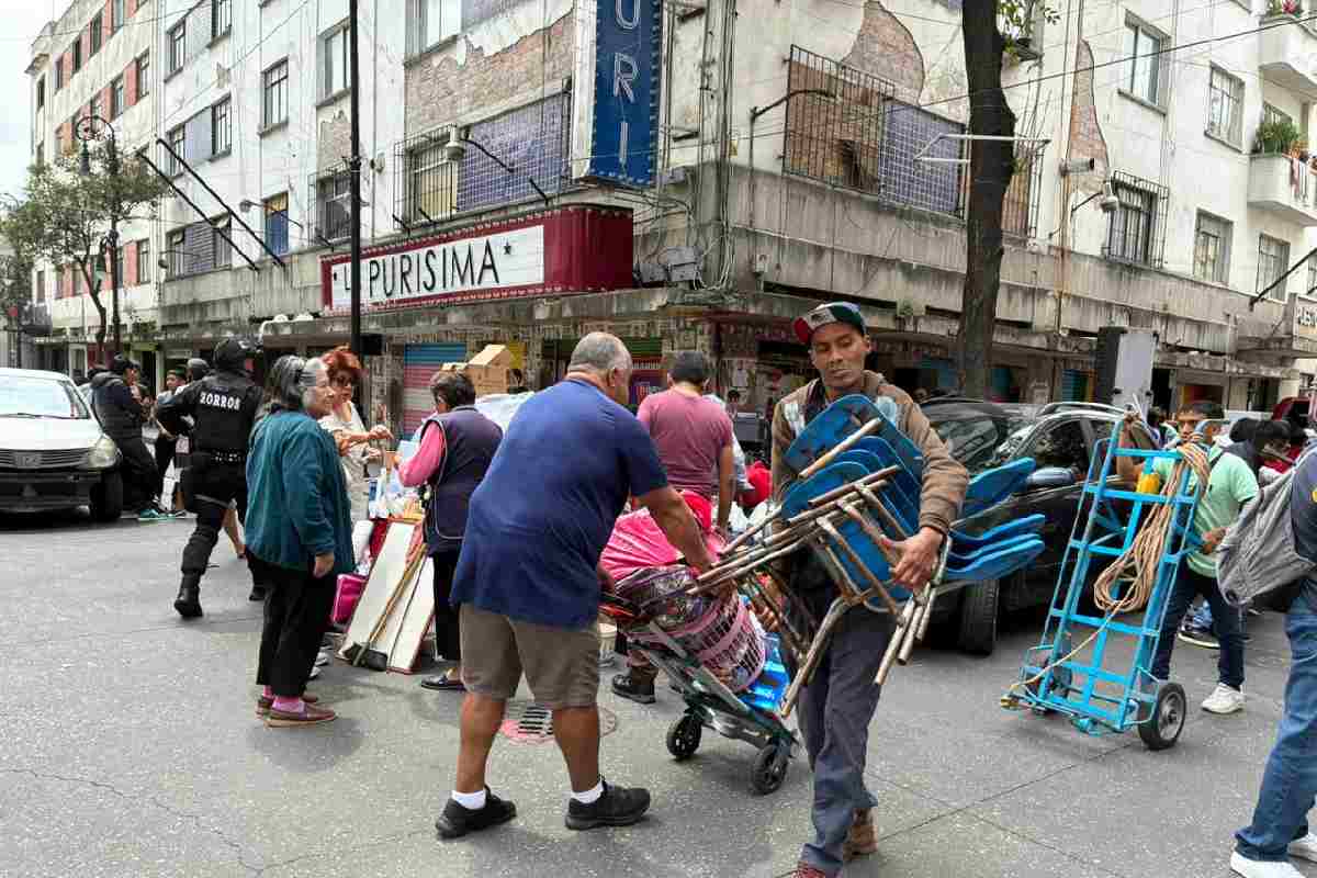 Vecinos cargan sus pertenencias tras el desalojo forzado