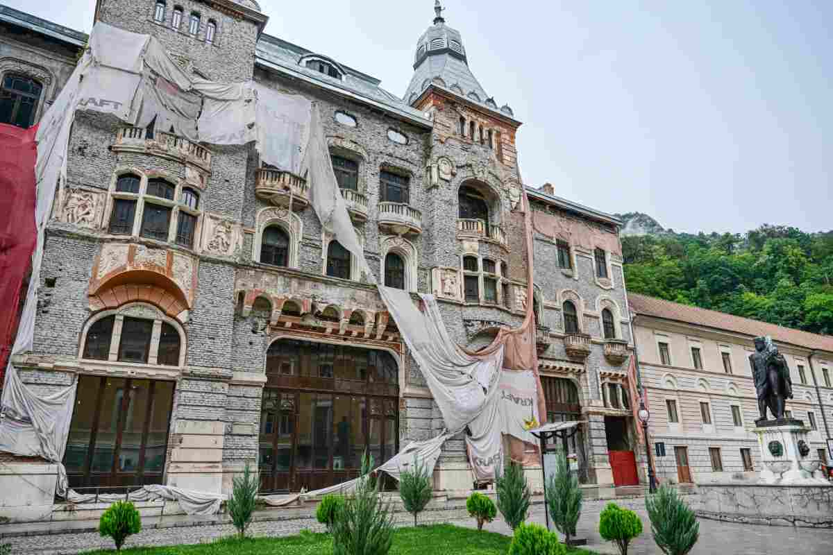 Corrupción y abandono: cómo una ciudad termal fantasma resurge en Rumania